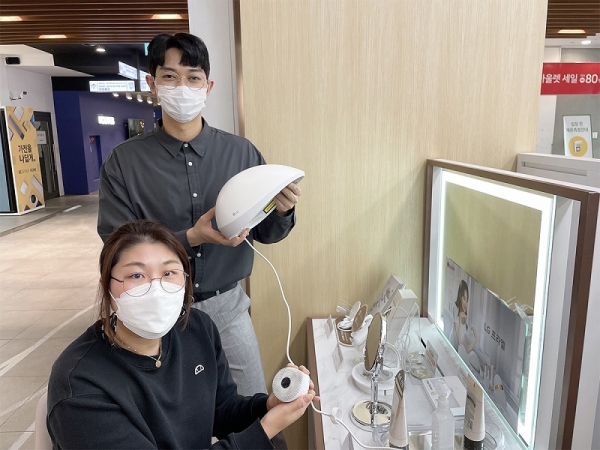 전자랜드 파워센터 용산본점에서 고객들이 뷰티 케어 가전을 살펴보고 있다. (사진=전자랜드)