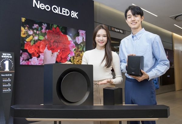 삼성전자 모델이 서울 논현동에 위치한 삼성 디지털프라자 강남본점에서 2022년형 사운드바를 소개하고 있다. (사진=삼성전자)
