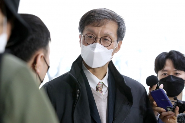 이창용 한국은행 총재 후보자가 1일 오전 서울 중구 세종대로 부영태평빌딩에 마련된 인사청문회 사무실로 출근하며 취재진의 질문에 답하고 있다. (사진= 한국은행)<br>