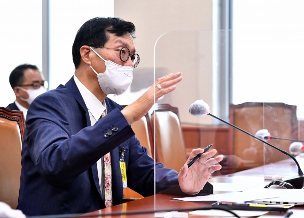 이창용 한국은행 총재 후보자가 19일 오전 국회 기획재정위원회 전체회의실에서 열린 인사청문회에 참석해 의원 질의에 답하고 있다. (사진=연합뉴스)