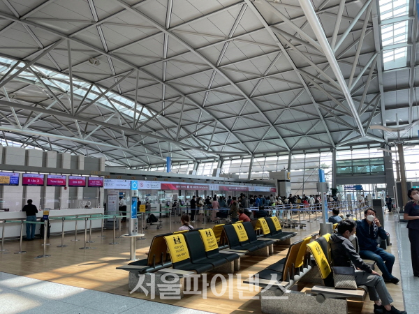 인천국제공항 제1터미널 아시아나항공 발권창구에서 사람들이 대기하고 있는 모습. (사진=주진희 기자)
