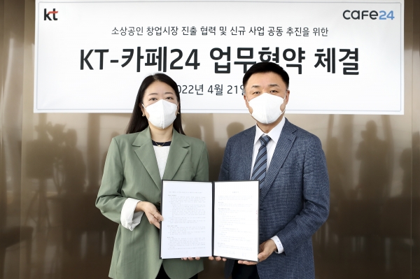 홍재상 KT 커스터머DX사업단 소상공인사업P-TF 상무(오른쪽)와 김하정 카페24 이사가 소상공인 디지털 전환을 위한 업무협약을 체결하고 기념 촬영을 하고 있다. (사진=KT)