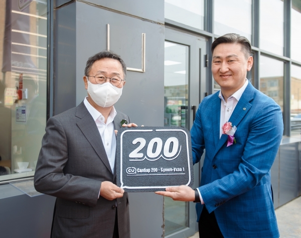 이건준 BGF리테일 대표와 간볼드 친저릭센트럴 익스프레스 대표가 지난 20일 진행된 몽골 CU 200호점(보양트오카점) 개장식에서 기념촬영을 하고 있다. (사진=BGF리테일)
