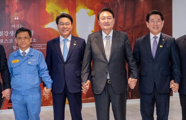 윤석열 대통령 당선인이 포스코그룹 광양제철소를 방문해 광양 1고로를 둘러봤다. (완쪽부터) 김학동 포스코그룹 부회장, 최정우 포스코그룹 회장, 윤석열 대통령 당선인, 김영록 전남도지사. (사진=포스코홀딩스)