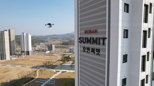 AI드론 품질검사를 진행 중인 모습. (사진=호반건설)