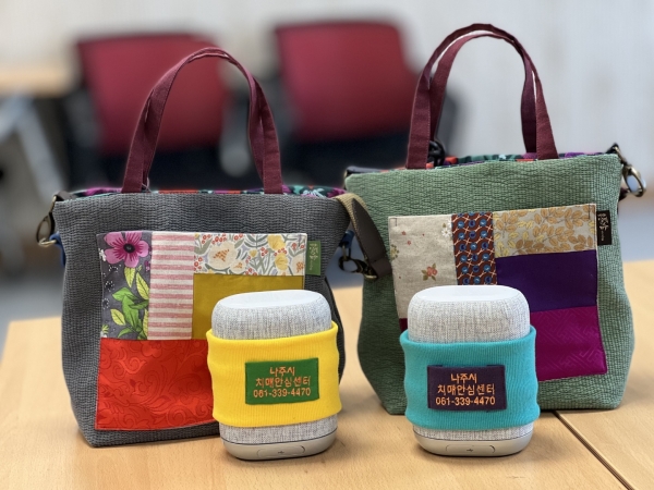 AI 케어 서비스를 제공하는 인공지능 스피커 단말이 나주시보건소가 제작한 이동용 가방에 담긴 모습. (사진=KT)