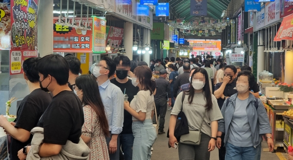 사회적 거리두기가 해제된 후 첫 휴일인 지난 24일 강원 강릉 중앙시장에 많은 고객이 몰렸다. (사진=연합뉴스)