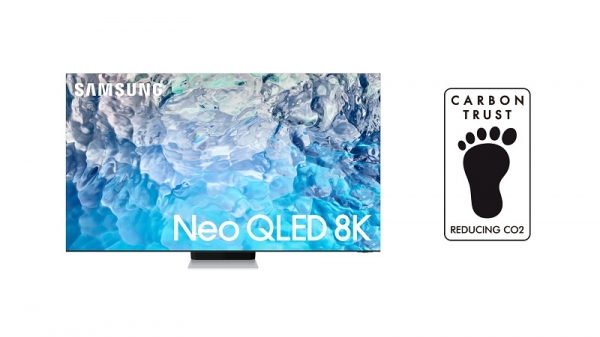 영국 카본 트러스트로부터 '탄소 발자국-탄소저감인증'을 획득한 삼성 Neo QLED 8K 모델과 인증 로고 이미지 (사진=삼성전자)