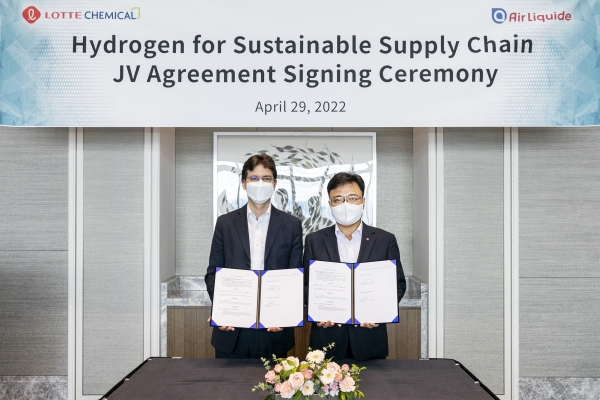 기욤 코테 에어리퀴드코리아 대표(왼쪽)와 황진구 롯데케미칼 기초소재사업 대표가 합작법인 설립 계약체결 행사에서 기념촬영을 하고 있다. (사진=롯데케미칼)