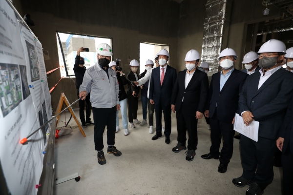 원희룡 인수위 기획위원장(오른쪽 세 번째)이 29일 광주 서구 화정아이파크 붕괴사고 현장을 찾아 시공사인 현대산업개발의 관계자로부터 수습 현황을 설명 듣고 있다. (사진=연합뉴스)