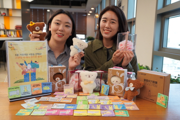 CJ올리브네트웍스 임직원들이 가정의 달을 맞아 테디베어 키링과 멸종위기동물 메모리카드, 수세미 카네이션 3종을 제작해 지역사회에 전달한다. (사진=CJ올리브네트웍스)