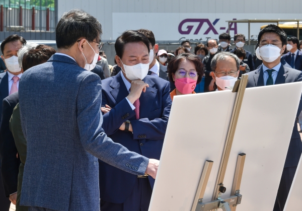 윤석열 대통령 당선인이 2일 경기 고양시 수도권광역급행철도(GTX) A노선 공사 현장을 방문해 국토교통부 관계자로부터 브리핑 받고 있다. (사진=연합뉴스)