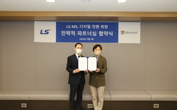 조의제 LS ITC CEO(왼쪽)와 이지은 한국마이크로소프트 대표가 2일 LS용산타워에서 '전략적 파트너십'을 체결한 뒤 기념촬영을 하고 있다. (사진=LS그룹)