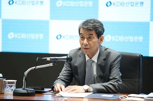 최근 사의를 표명한 이동걸 한국산업은행 회장이 2일 오후 열린 온라인 기자간담회에서 지난 5년간의 소회를 밝히고 있다. (사진=산업은행)