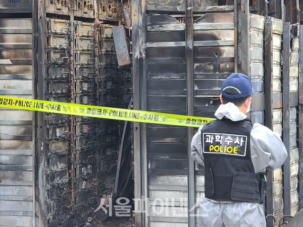 충남 홍성의 한 태양광 발전소에서 화재사고가 발생한 ESS를 합동조사단이 조사하고 있다. (사진=박시형 기자)