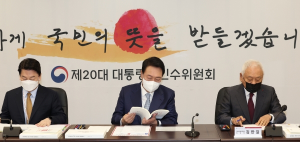 윤석열 20대 대통령 당선인이 3일 오전 서울 종로구 삼청동 대통령직인수위원회에서 열린 전체 회의에서 인수위가 준비한 110대 국정과제 자료를 살피고 있다. (사진=연합뉴스)