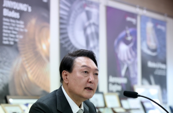윤석열 대통령 당선인이 4월 21일 오후 경남 창원시 창원국가산업단지 내 원전 가스터빈 부품업체인 '진영TBX'를 방문해 임직원과 간담회를 갖고 있다. (사진=연합뉴스)