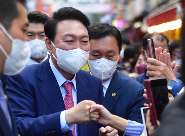 윤석열 대통령 당선인이 2일 오후 경기 용인시 처인구 중앙시장을 찾아 시민들과 인사하고 있다. (사진=연합뉴스)