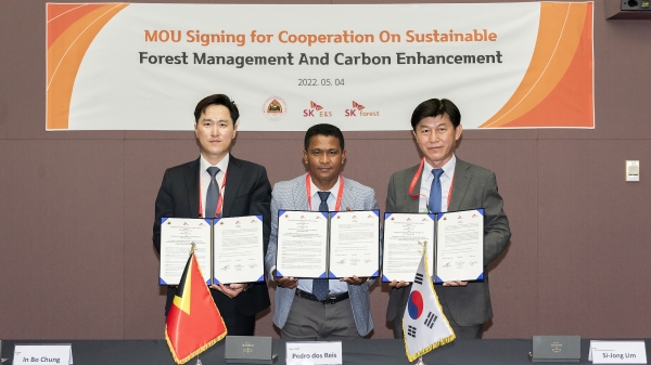 (왼쪽부터) 정인보 SK임업 대표, 페드로 도스 레이스 동티모르 농수산부 장관, 임시종 SK E&S 전력·LNG사업총괄이 4일 서울 코엑스에서 '동티모르의 지속가능한 조림·산림 보전 프로젝트 개발에 관한 3자간 업무협약(MOU)'을 체결한 뒤 기념 촬영을 하고 있다. (사진=SK E&S)