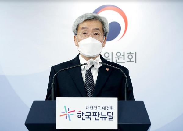 고승범 금융위원장이 지난 3일 정부서울청사에서 열린 송년 기자간담회에서 기자 질의에 답하고 있다. (사진=금융위원회)