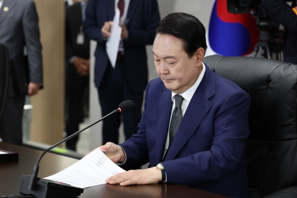 윤석열 대통령이 10일 0시 서울 용산 대통령실 국가위기관리센터 상황실에서 집무를 시작하고 있다. (사진=연합뉴스)