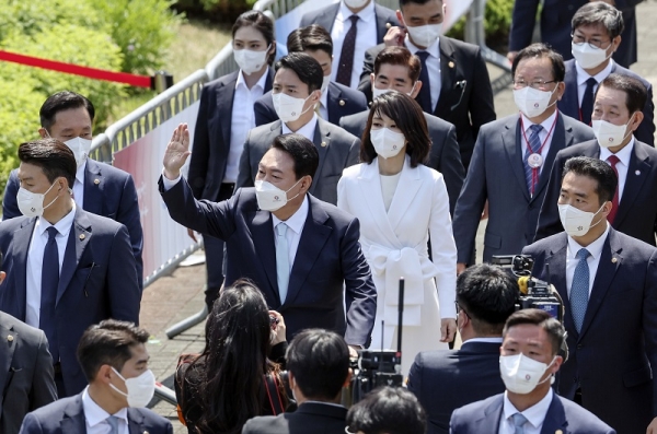 윤석열 대통령이 10일 서울 여의도 국회에서 열린 취임식에 참석하며 시민들과 인사하고 있다. (사진=연합뉴스)