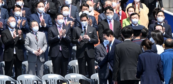 윤석열 대통령이 10일 국회에서 열린 제20대 대통령 취임식에서 국내 기업인들 앞을 지나고 있다. 왼쪽부터 정의선 현대차그룹 회장, 박정원 두산그룹 회장, 구광모 LG그룹 회장, 정용진 신세계 그룹 부회장, 조원태 한진그룹 회장, 신동빈 롯데 회장, 이재용 삼성전자 부회장. (사진=연합뉴스)