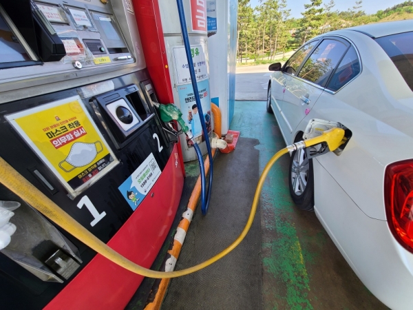 한 차량이 주유소에서 휘발유를 주유하고 있다. (사진=서울파이낸스 DB)