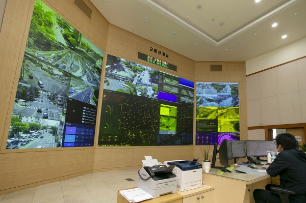 울산교통관리센터 교통상황실 내 C-ITS 구현 화면. (사진=KT)