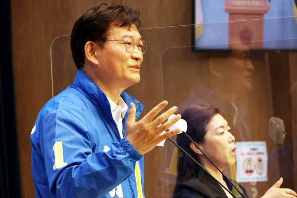 송영길 더불어민주당 서울시장 후보가 11일 국회 소통관에서 부동산 정책공약을 발표하고 있다. (사진=연합뉴스)