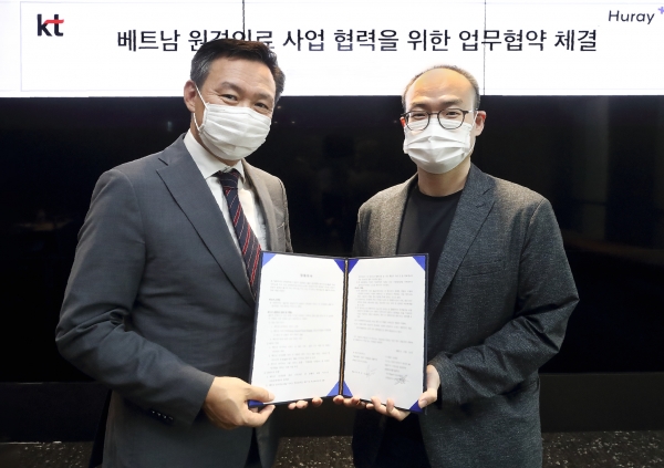 지난 11일 오후 KT송파빌딩에서 임승혁 디지털&바이오헬스사업단장 상무(왼쪽)와 최두아 휴레이포지티브 대표가 업무협약 체결 후 기념사진을 촬영하고 있다.(사진=KT)