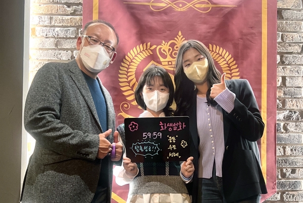 리버스 멘토링에 참여한 박준동 컨슈머서비스그룹 그룹장이 신입사원 멘토들과 MZ세대가 즐겨찾는 방탈출 카페를 찾아 체험하고 있는 모습. (사진=LG유플러스)