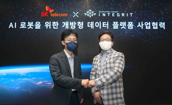 최낙훈 SKT 스마트팩토리CO담당(왼쪽)과 이창석 인티그리트 사장이 협약식에서 기념 촬영 하고있는 모습. (사진=SK텔레콤)