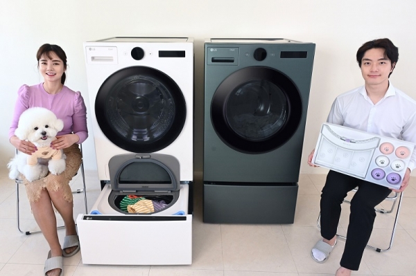 LG전자가 반려동물을 키우는 고객이 UP가전만의 차별화된 고객경험을 누릴 수 있도록 트롬 세탁기, 건조기, 미니워시, 워시타워 등 세탁건조가전에 '펫케어 코스'를 업그레이드한다. 모델이 '펫케어 코스'를 소개하고 있다. (사진=LG전자)