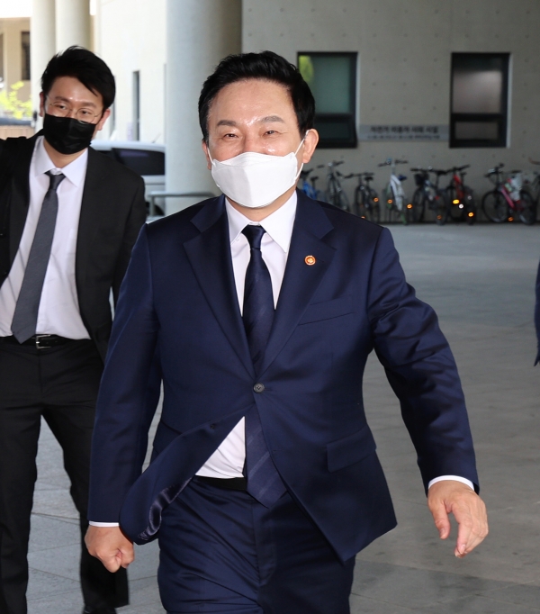 원희룡 신임 국토교통부 장관이 16일 정부세종청사에서 열린 취임식에 참석하기 위해 청사에 도착, 이동하고 있다. (사진=연합뉴스)