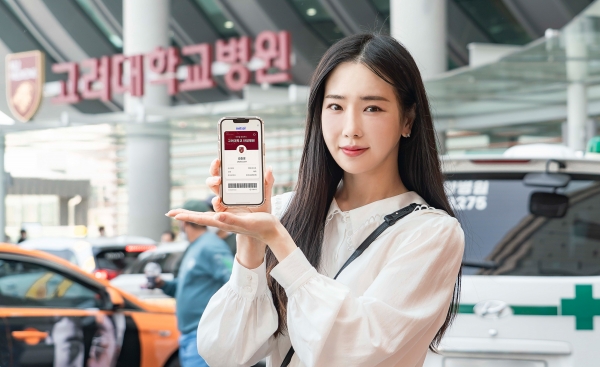 SK텔레콤 모델이 고려대학교의료원 안암병원에서 '모바일 진료카드 서비스'를 사용하고 있는 모습. (사진=SK텔레콤)