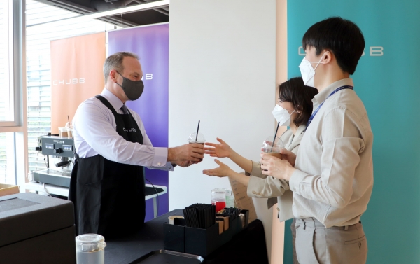 에드워드 콥 에이스손해보험 사장이 16일 전 직원 사무실 복귀 기념으로 진행한 '처브 커피 라운지' 행사에서 직원들에게 커피를 전달하며 담소를 나누고 있다. (사진=에이스손보)