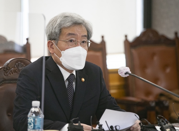 고승범 금융위원장이 23일 오후 서울 중구 명동 은행연합회에서 열린 만기연장·상환유예 조치 연장 관련 금융위원회-금융권 간담회에서 인사말을 하고 있다.(사진=연합뉴스)