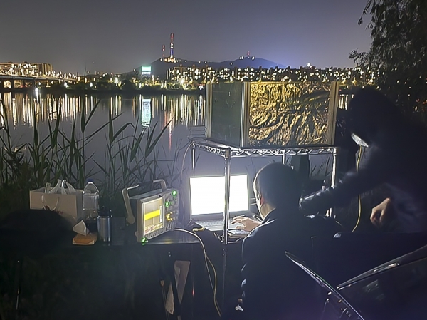 KT 융합기술원 연구원들이 한강에서 무선 양자 신호를 모니터링하고 있는 모습. (사진=KT)