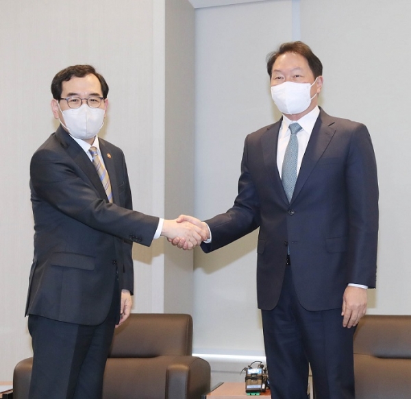 최태원 대한상의 회장이 18일 상의회관에서 이창양 신임 산업통상자원부 장관과 면담했다. 최태원 대한상의 회장(오른쪽)과 이창양 산업부 장관이 기념촬영을 하고 있다. (사진=대한상공회의소)