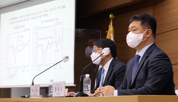정규철 한국개발연구원(KDI) 경제전망실장(오른쪽)과 허진욱 전망총괄이 지난 17일 오전 세종시 정부세종청사에서 2022년 상반기 KDI 경제전망을 발표하고 있다. (사진= 한국개발연구원)
