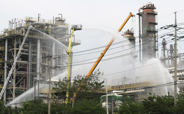20일 오후 울산시 울주군 온산읍 에쓰오일 울산공장 화재 현장에서 전날에 이어 이틀째 진화 작업이 계속되고 있다. 지난 19일 오후 이 공장에서는 폭발로 인한 화재가 발생해 협력업체 직원 1명이 숨지고, 원·하청 근로자 9명이 다쳤다. (사진=연합뉴스)