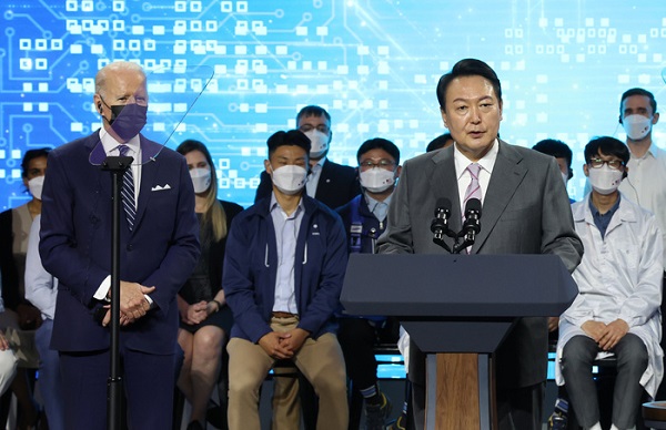 윤석열 대통령이 20일 오후 한국을 첫 방문한 바이든 미국 대통령과 경기도 평택시 삼성전자 반도체공장 시찰을 마친 뒤 연설하고 있다. (사진=연합뉴스)