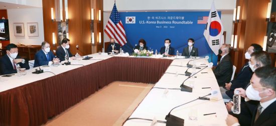 21일 개최된 '한미 비즈니스 라운드테이블'에는 반도체·배터리·청정에너지·디지털 분야 기업 16곳이 참가해 교역·투자 확대 등의 경제협력 방안을 논의했다.행사에는 이재용 삼성전자 부회장, 최태원 SK그룹 회장, 정의선 현대차그룹 회장, 구광모 LG그룹 회장, 신동빈 롯데그룹 회장, 김동관 한화솔루션 사장, 백우석 OCI 회장, 최수연 네이버 사장 등이 참석했다. (사진=산업부)