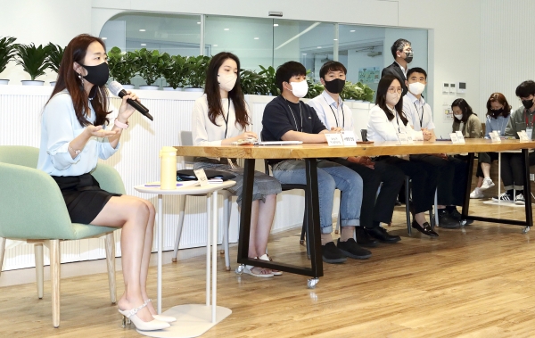 배순민 KT 융합기술원 AI2XL연구소 소장과 연구진들이 지난 19일 오전 서울 서초구 융합기술원에서 열린 '9회 KT 디지코 스터디'에서 질의에 답하고 있다. (사진=KT)