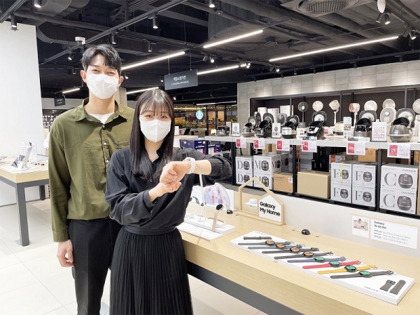 전자랜드 타이푼에서 고객들이 스마트 워치를 살펴보고 있다. (사진=전자랜드)