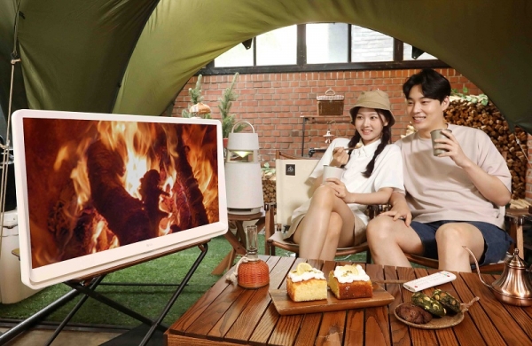 LG전자가 설치와 이동이 편리해 어디서나 콘텐츠를 즐길 수 있는 LG 룸앤TV 신제품 예약판매를 24일 실시한다. LG전자 모델들이 서울시 강남구에 위치한 캠핑 카페 글락(GLAC)에서 LG 룸앤TV 신제품으로 콘텐츠를 감상하고 있다. (사진=LG전자)