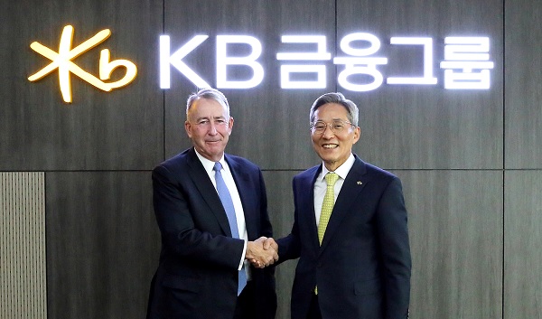 윤종규 KB금융그룹 회장(오른쪽)과 브라이언 프리드만 제퍼리스금융그룹 회장이 기념촬영을 하고 있다. (사진=KB금융그룹)