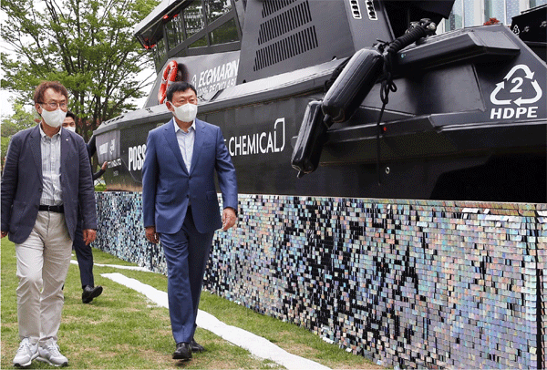 신동빈 롯데 회장이 지난 19일 롯데케미칼 '‘에브리 스텝 포 그린(Every Step for Green)' 전시장을 찾아 재활용 가능한 자체 개발 고밀도 폴리에틸렌(HDPE) 소재로 만든 '가능성(Possibility)'호를 살펴보고 있다. (사진=롯데지주)
