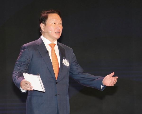 대한상공회의소는 24일 세종대로 대한상의회관에서 '신기업가정신 선포식'을 개최한 가운데 최태원 대한상의 회장이 'ERT Unpack'이라는 주제로 강연을 하고 있다. (사진=대한상공회의소)